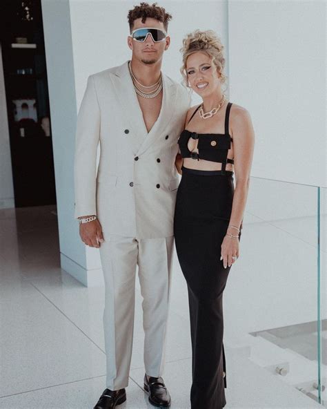 Patrick Mahomes wife Brittany exposes bare chest in sizzling。